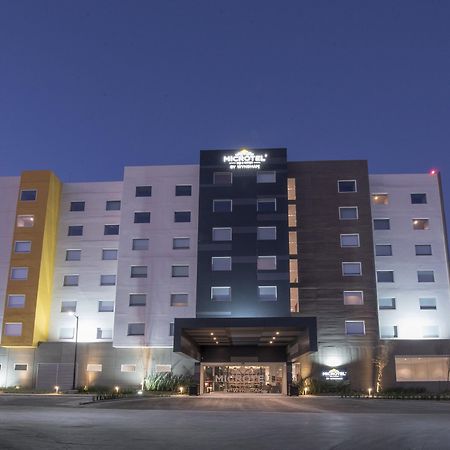 Microtel Inn & Suites By Wyndham Ирапуато Экстерьер фото