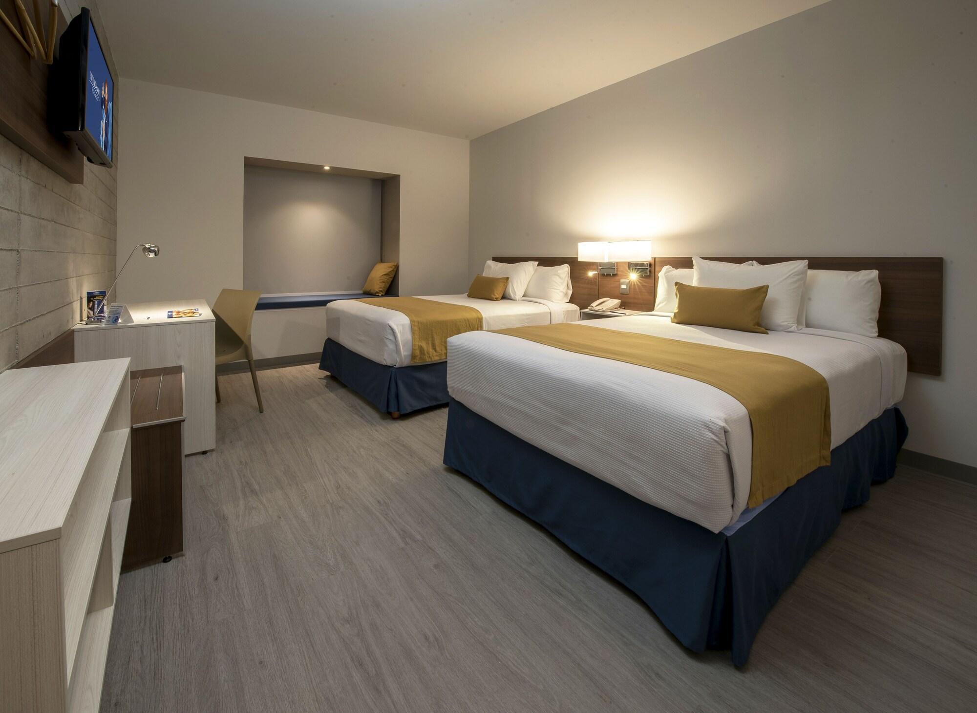 Microtel Inn & Suites By Wyndham Ирапуато Экстерьер фото