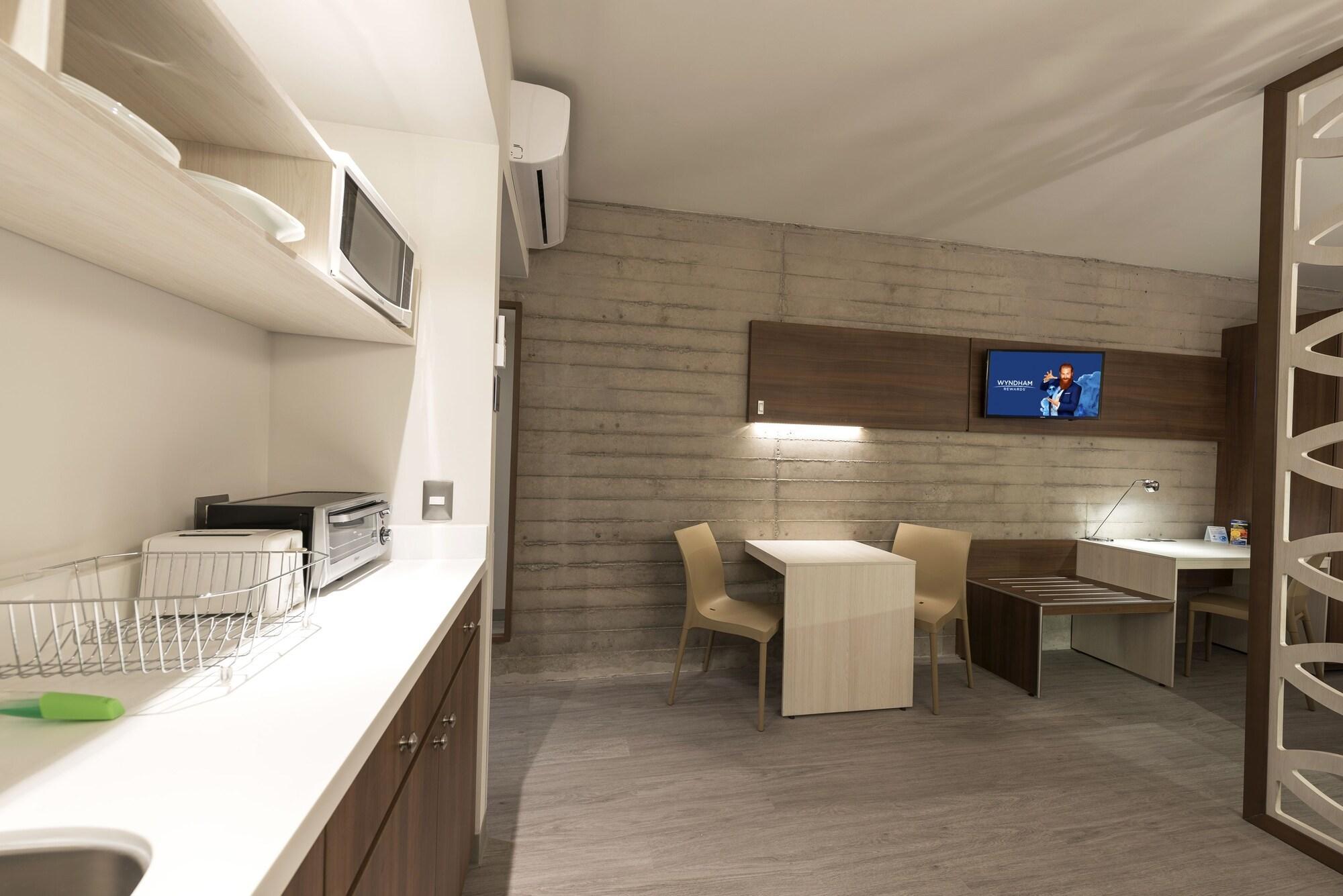 Microtel Inn & Suites By Wyndham Ирапуато Экстерьер фото