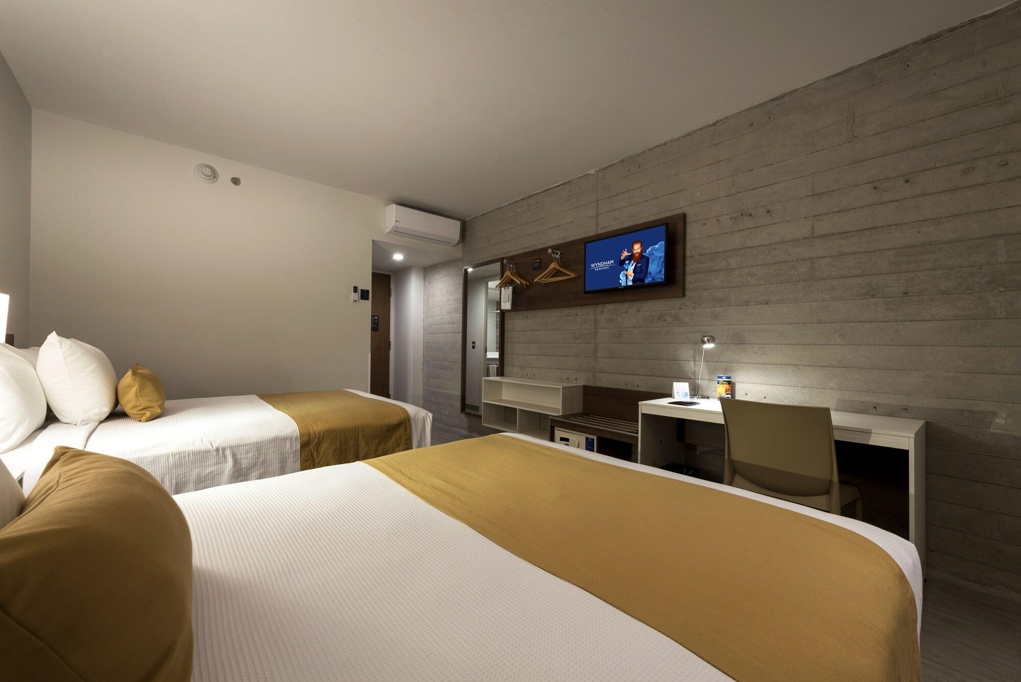 Microtel Inn & Suites By Wyndham Ирапуато Экстерьер фото