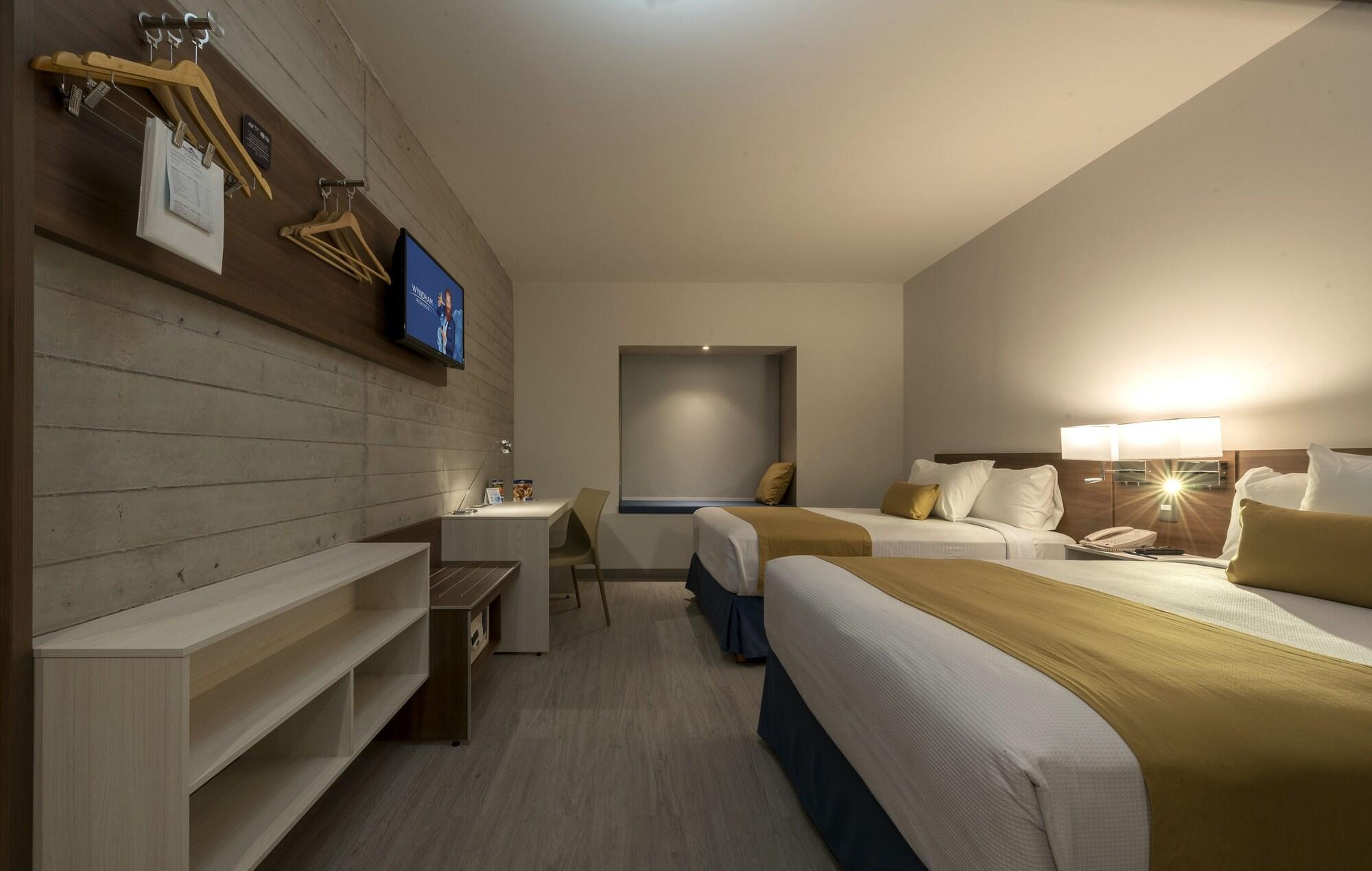 Microtel Inn & Suites By Wyndham Ирапуато Экстерьер фото