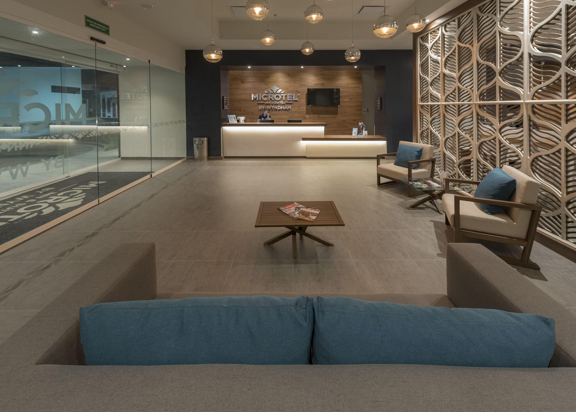 Microtel Inn & Suites By Wyndham Ирапуато Экстерьер фото