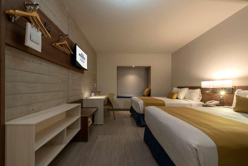 Microtel Inn & Suites By Wyndham Ирапуато Номер фото