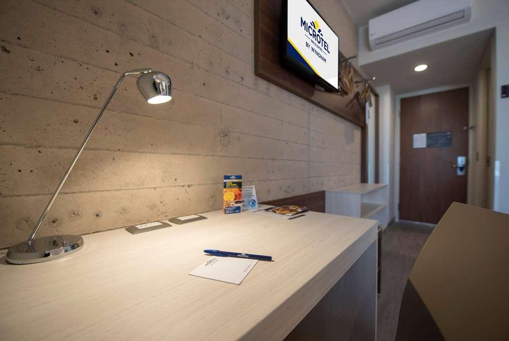Microtel Inn & Suites By Wyndham Ирапуато Номер фото