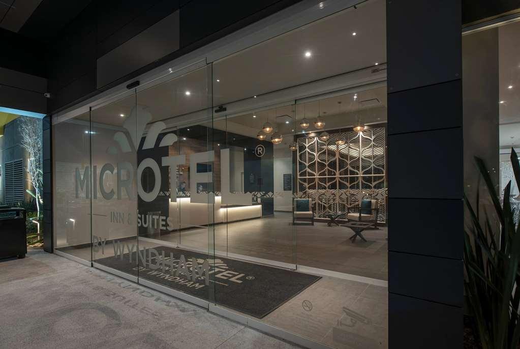 Microtel Inn & Suites By Wyndham Ирапуато Экстерьер фото