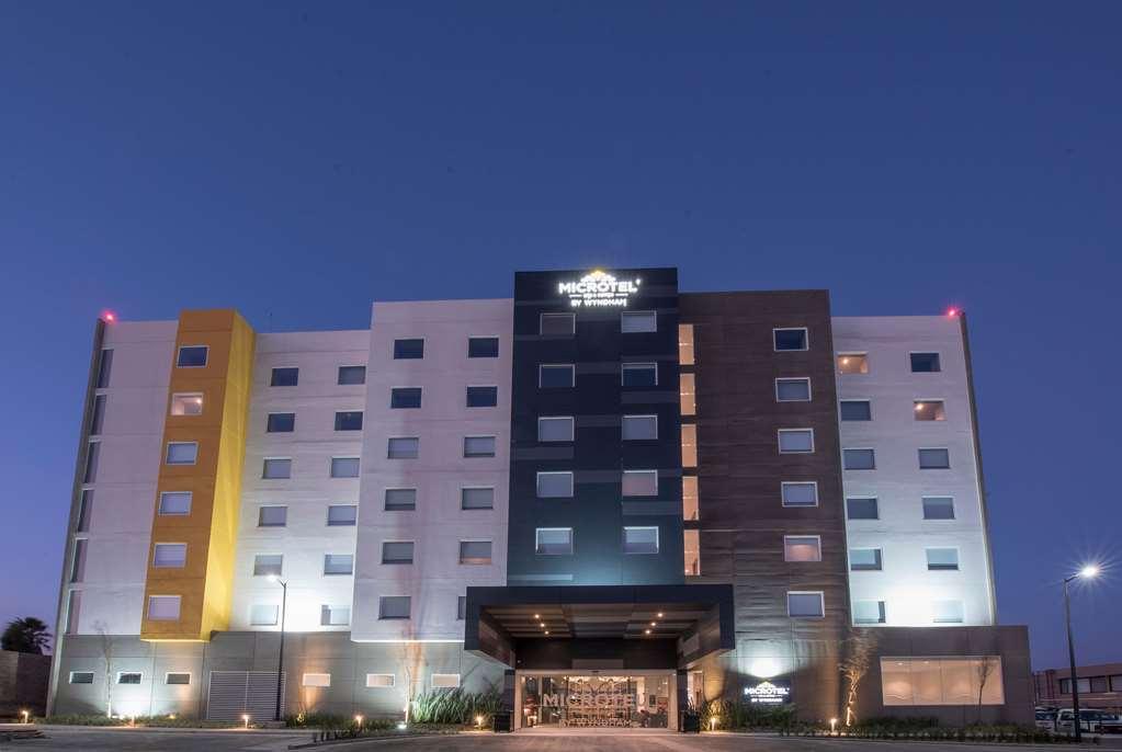 Microtel Inn & Suites By Wyndham Ирапуато Экстерьер фото
