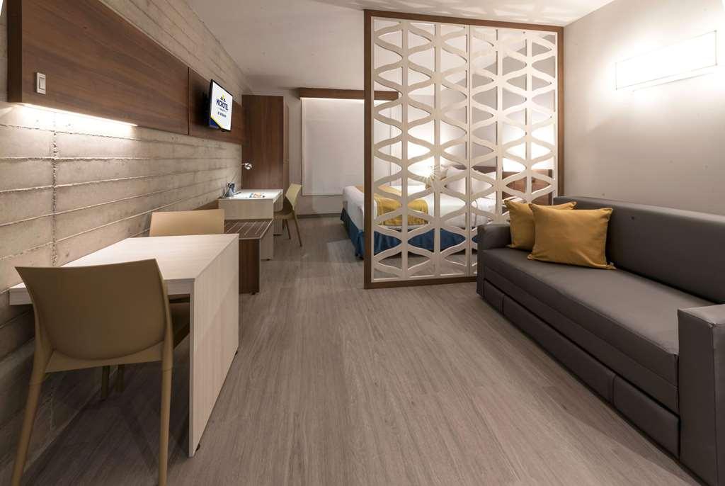 Microtel Inn & Suites By Wyndham Ирапуато Номер фото