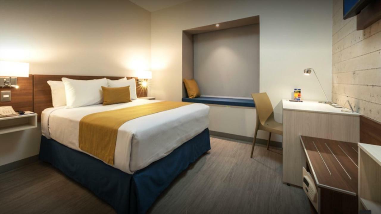 Microtel Inn & Suites By Wyndham Ирапуато Экстерьер фото