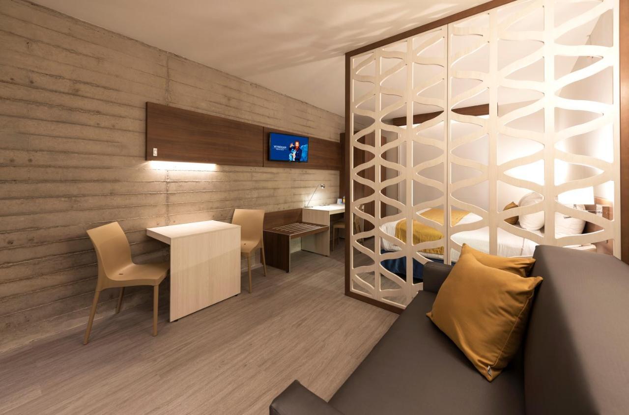 Microtel Inn & Suites By Wyndham Ирапуато Экстерьер фото