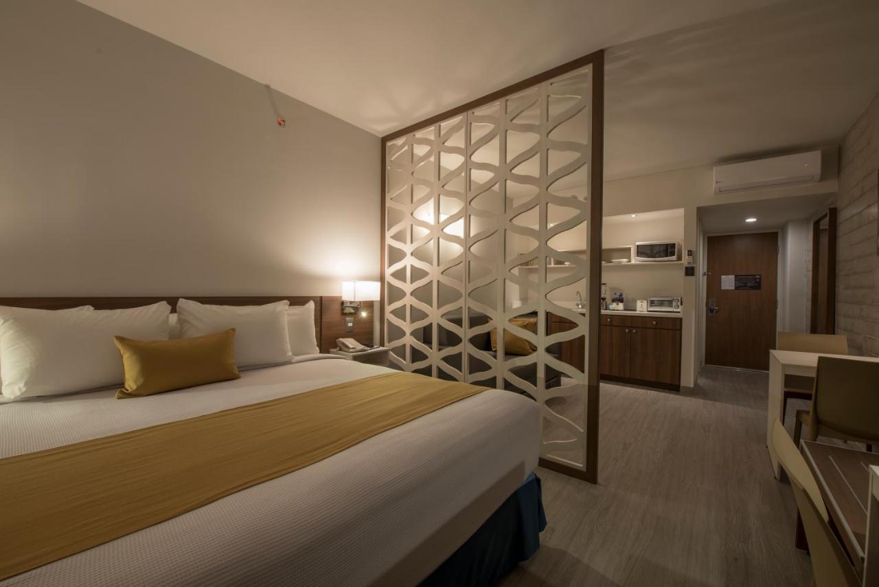 Microtel Inn & Suites By Wyndham Ирапуато Экстерьер фото