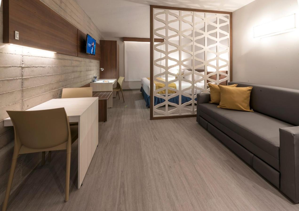 Microtel Inn & Suites By Wyndham Ирапуато Экстерьер фото