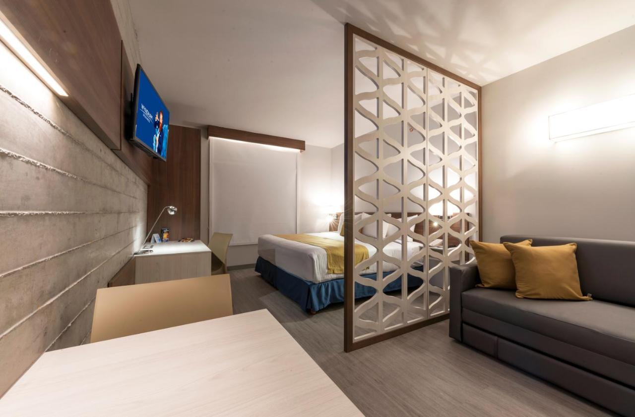 Microtel Inn & Suites By Wyndham Ирапуато Экстерьер фото