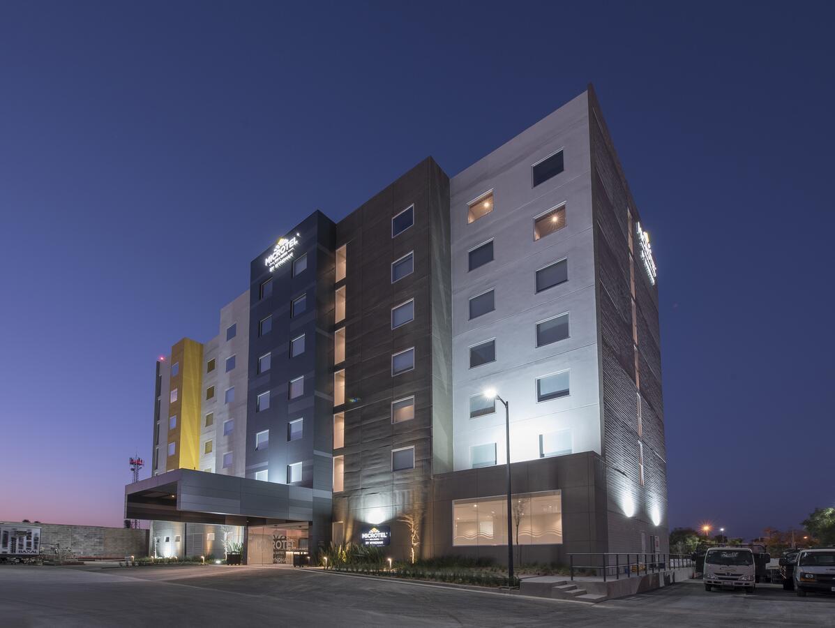 Microtel Inn & Suites By Wyndham Ирапуато Экстерьер фото